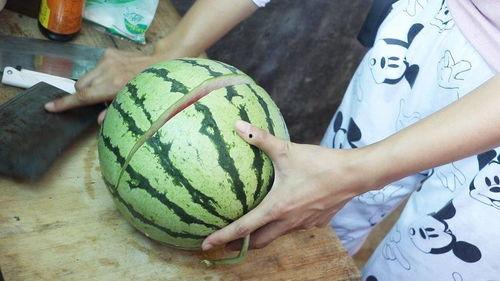 最简单吃瓜方法,夏日清凉