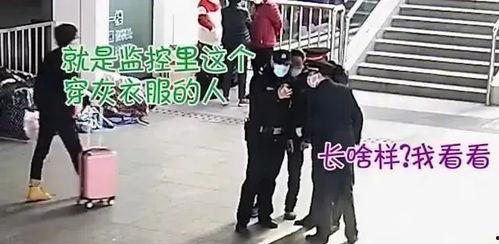 民警面前吃瓜,趣味互动成街头一景