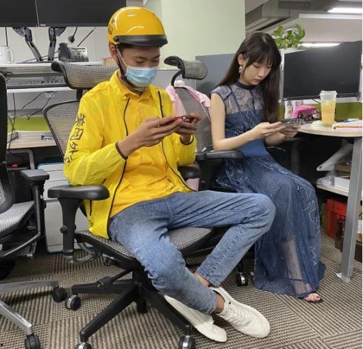 外卖小哥吃瓜群众,外卖小哥视角下的吃瓜群众众生相